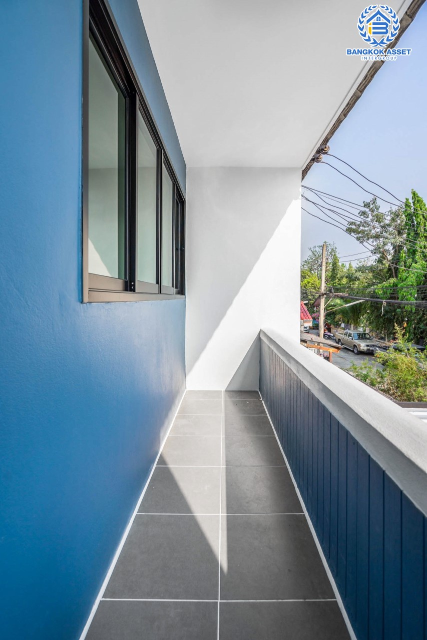 บ้านมือสองตกแต่งใหม่ ม.ทรายทองนิเวศน์ ติวานนท์45 ทาวน์เฮ้าส์พร้อมอยู่ ราคาสุดคุ้ม! เนื้อที่ 16 ตร.ว. ฟังก์ชัน 2 ห้องนอน 1 ห้องน้ำ 1 ที่จอดรถ บนทำเลเชื่อมต่อเมือง ใกล้ห้าแยกปากเกร็ด, เซ็นทรัลแจ้งวัฒนะ, เซ็นทรัลรัตนาธิเบศร์, และรถไฟฟ้าสายสีชมพู "สถานีสามัคคี"